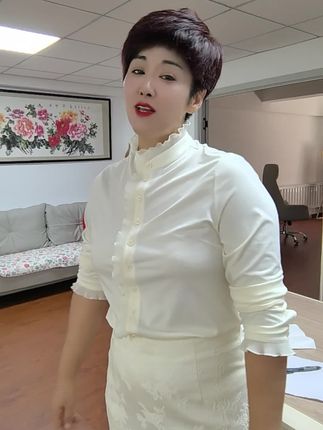 很多问题不能被解决但我们要想通, 只要你一想通就没事儿了。 更多的时候其实不是为了饶恕别人 反而是为了放过自己。 追求完美有时候会成为我们的一种痛苦。 对生活要求的降低并不是说我们就放弃啦 我们只是变得更加真实更加清醒了 #伊利姐
