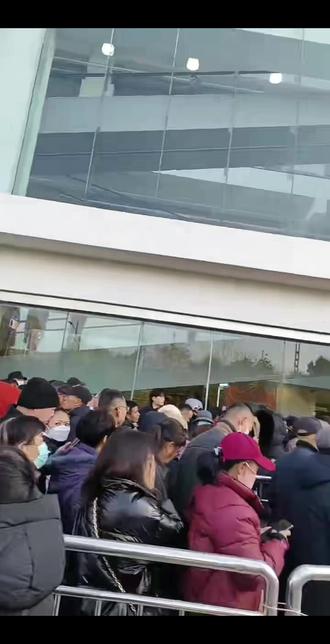 最近两三个月,附近的美特好门店和加盟店陆续关门,给人们的购物带来了极大的不便,也引起了人们的恐慌,坊间传言四起,有的开始提前花购物卡。
直到12月11日,美特好发了“焕新调改”的公告后,更引起了一波储值卡挤兑高潮,赶到滨河路开心大集刷卡的人们排起了长长的队伍……
当前,美特好正处于紧要关头,外有永辉、盒马、大润发的强势入驻,内有亿家亲的异军突起,短期的现金流危机与长期的转型使命交织在一起,考验着管理层的智慧与决心。唯有以真诚的态度解决当前问题,以务实的行动优化转型策略,才能重新赢得市场信任。
发公告和解释不是救市之道,啥时候老百姓手里拿着卡,不慌张、不匆匆忙忙,变得游刃有余,心里才踏实,”开心大集”才能让老百姓真正开心……
#美特好#商超#经济#转型#抢购 #商超