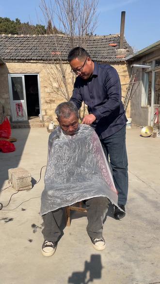 我的老父亲
父亲生于1950年,属兔,如今已是75岁高龄。家中兄妹六人,父亲为长,十八那年爷爷猝然离世,彼时最小的姑姑才满一岁,奶奶常年卧病,十七八岁的少年,硬生生扛起了一家七口的生计。那年月,忍饥挨饿是常态,父亲本是读书的好苗子,却因家贫辍学,将求学的念想藏进了柴米油盐的艰难里。
记忆里的日子,总绕着清贫二字,可父亲从未低头。他勤劳肯干,脑子活络,农闲时做点小生意,拼尽全力让家人能饱暖。日子虽苦,父亲给我的爱却从未缺席,从未吝啬。赶集买回的肉盛在小钢盆里,嘴馋的我伸手去勾,失手摔碎了盆,他也未曾苛责;知道我爱吃苹果,每年都会从生产队买回满满一筐,独独宠着我。唯有一次,我任性犯错还执意要吃苹果,父亲气得将苹果扔进猪圈,那是他为数不多的严厉,却也让我记了半生。
儿时上学要过一座水库,那水库年年都有人溺亡,我却贪玩和小伙伴在岸边逗留,误了归家的时辰。父亲寻来,见我在水边,又急又怕,回家后狠狠打了我的屁股,那红肿的痛感,至今想起,皆是他藏不住的牵挂。
年少不懂事,总因家境贫寒心生自卑。看父亲穿着朴素来学校送饭,会觉得丢人;和旁人对比家境,会怨叹生活的窘迫。那时的我,看不见父亲为了这个家,早出晚归的奔波,看不见他双肩扛起的风雨,只盯着眼前的物质匮乏,忽略了他倾尽所有的付出。
人到中年,为人父后,才真正读懂“子成人父,方解油盐非易事”。终于明白,父亲当年的不易,那碎银几两,于他而言是扛起一家老小的千斤重担;他也曾有过青云之志,却为了家人,甘愿囿于烟火人间,只盼老少平安。岁月匆匆,当年那个能为我遮风挡雨、双肩似能撼千重山的父亲,如今已步履蹒跚,鬓角染霜。
如今的我,最欢喜的事,便是回到老家茶园,陪着父亲闲话家常,和他一起做一桌家常菜,守着平淡的温馨。父亲依旧念着儿孙,有好吃的、稀罕的,总先留给孙辈;我回城时,他总要把自家种的新鲜蔬菜塞满我的后备箱,那沉甸甸的菜篮,装的全是他藏了一辈子的爱。
儿时读“父爱如山,母爱如水”,只当是作文里的字句,长大后才懂,父爱如山,沉稳厚重,坚不可摧,为我遮半生风雨;父爱亦藏着温柔,如山水相依,护我岁岁年年。我的父亲,只是世间最平凡的老人,却用一生的付出,给了我最安稳的人生,成为我此生最坚实的靠山。#父亲#老家#传承是根 #人生#平凡生活