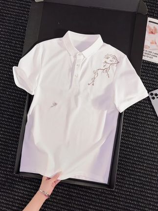 利落剪裁的男式Polo衫,刺绣点缀都市风情,柔软舒适,轻松驾驭多种场合。#夏季新款 #谁穿谁好看 #polo衫