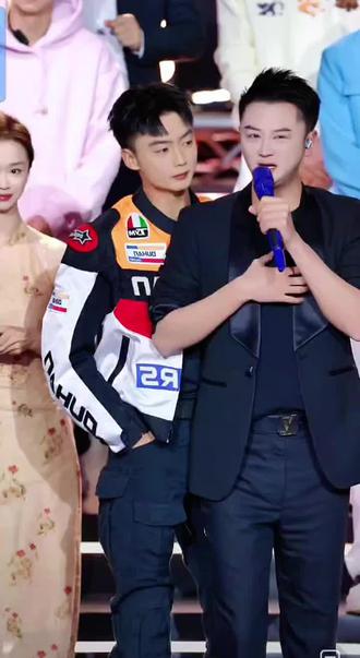 哈哈,🍊早上吃了"油桃"桃桃🍑说昨天和🍊去"游泳"了。@昊文🍊星城 @蜜桃🍑ᵐᵗ (星城) @昊瀚培训号