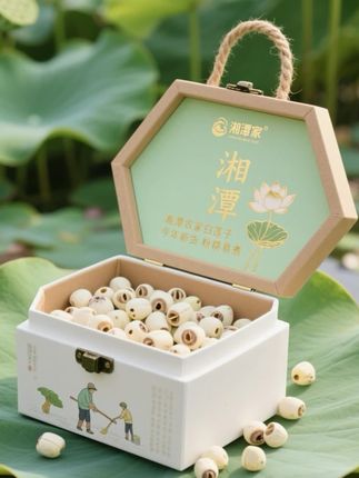 咱湘潭的去芯白莲子,颗颗都是大自然的宝贝!精选本地优质莲种,人工采摘、手工去芯,把苦涩全去掉,只留纯粹的清甜。晒干的莲子个头饱满,米白透亮,看着就招人喜欢。 不管是煮甜汤,和银耳、红枣一起咕嘟咕嘟炖出浓稠胶质;还是熬粥时抓一把,让每一粒米都吸满莲子的清香;又或者做成莲蓉馅,包进月饼、点心,绵密香甜超好吃!老人小孩都爱这口软糯,营养还不上火。 湘潭去芯白莲子,没有花里胡哨,只有实实在在的好味道,家常美味就选它!#白莲子 #去芯白莲子 #湘潭白莲子 #图文伙伴计划