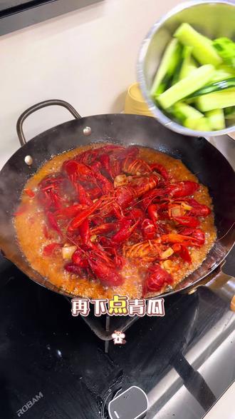 龙虾季,来做个家庭版的香辣龙虾简直不要太美味 千万别再出去吃外面的小龙虾季,自己动手才知道这个龙虾清洗有多脏,洗了好多遍,今天做个家庭版的香辣龙虾,非常简单又好吃,嘎嘎香#香辣龙虾 #家庭版小龙虾的做法 #美食 #家常菜 #宝妈推荐