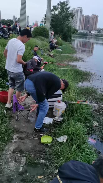 涪江河畔钓鱼人#垂钓爱好者