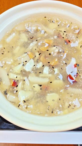 过年期间聚餐聚会多,嘴巴干鼻子干,千万不要盲目喝水,这一碗马蹄藕粉羹集合了大自然的馈赠,大家一定要试试#食养 #健康饮食 #藕粉羹 #马蹄 #营养早餐