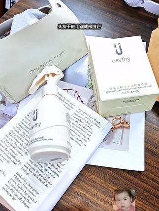 姐妹们,如果你头发干枯毛躁还容易断,那真的可以去试一下这个usvthy角蛋白护发喷雾,它就是那种很清爽的水雾质地,不会像护发素一样黏糊糊的,而且还有一股淡淡的白茶清香,平时在家洗完头就直接喷一喷梳开,真的是又柔顺又有光泽感,头发特别清爽舒服赶紧整吧!#强烈推荐 #精选好物