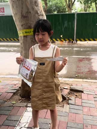 #小吃货的日常 牙口不好的小朋友👧也爱吃五香味的辣条😊五香味的辣条小朋友们的最爱😍#走到哪吃到哪 #她家辣条回头客真多