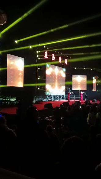 皖北农村迎来了皖北第一传媒亚西传媒,十里八庄都来了。带你近距离体验一场皖北涡阳乡村价值十几w的娱乐价值。以及乡村体验#演出现场拍摄