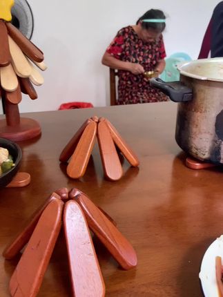 好的物件,既要实用,更要懂生活——实木家具怕热烫,可普通隔热垫用完堆着又乱。这小树隔热垫就特省心,高温稳稳挡住热锅热汤,护得桌面完好。最妙的是,锅一拿开它就自动收拢,立在桌上像颗精致小树,不占地还能当摆件,实用与颜值全占了。 #家居好物 #小树隔热垫 #家具防护 #防烫用品 #创意家居日用品