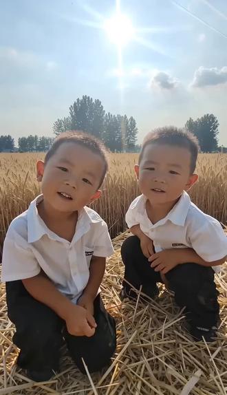 孩子的快乐生活 #好哥俩无忧无虑的童年时光 #田间地头孩子们的笑容 #田间童趣 #麦田里的快乐小孩 #亲子时光藏在田野里
