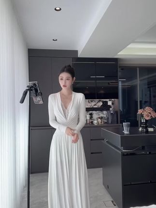 纯欲风设计感蕾丝拼接V领长袖连衣裙2025秋季新款气质修身A字长裙#时尚穿搭 #减龄穿搭 #面料柔软舒适 #显高显瘦显腿长 #品质女装