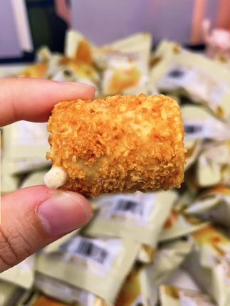 这个椰黄酥酥蛋卷也太好吃了吧,酥酥脆脆的,满满的椰香和蛋香#追剧小零食 #零食推荐 #椰黄酥酥蛋卷 #蛋卷