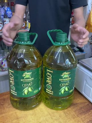 初榨橄榄油,集营养与美味,每滴清冽芬芳。严选饱满鲜果,冷榨锁纯养分,色泽澄黄透亮。开盖即有沁人青果香,凉拌添彩,烹煮衬食材本味,这份自然馈赠,值得细品。 #初榨橄榄油 #橄榄油 #橄榄油的营养价值 #厨房好物 #抖音美食推荐官 @Dou+🔥上热门🔥 @DOU+上热门 @DOU+小助手