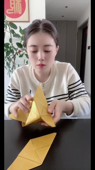 民间传说:24个方锭可开间铺子,48个方锭可开间银行。它具有不动产的寓意,与购置房宅和置业相关联,代表固定资产,采用最传统18张纸折法,内置2个万两锭,在各种传统节日祭祖祭祀使用。尺寸15×20, 3组一张,共6组! #祭祖祭祀#金砖产品