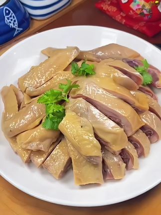 #晒出你的中秋家乡味 姐妹们,这个宁波虞三胖的香糟鸡真的太好吃啦!正宗的宁波风味,采用传统工艺制作,开袋即食。皮脆肉紧 糟香扑鼻,而且口感鲜美,咸香入味,是小时候的那个味道,家里老人小孩都喜欢吃!你也安排来尝尝吧!#宁波特产香糟鸡 #地方特色美食 #超便宜超划算  #妈呀太香了@抖加🔥上热门🔥dou+🔥热点宝