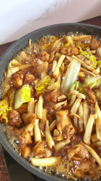 减脂期美味一锅出,海鲜菇鲜美,鸡腿肉嫩滑,简单好操作,10分钟吃上饭#美食 #水油焖菜 @抖音创作小助手 @抖音小助手