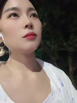 虽然我离婚了,但还是劝大家能不离婚就千万不要离!你或许觉得这段婚姻已经走到尽头,这个男人让你毫无幸福感,也让你心灰意冷。那我问你,要是真离婚了,你到底要不要孩子?我相信大部分妈妈都会坚定地选择要孩子。说实话,离婚的单亲妈妈过得真的很辛苦。 你们两口子有矛盾,永远别让旁人来评理。说给娘家父母,他们会夜不能寐;说给公公婆婆,你放心,他们不会因为你一个“外人”去责怪自己的儿子;说给外人听,他们只会把你的事当作茶余饭后的谈资到处散播。你要记住,婚姻这条路是自己选的,酸甜苦辣自己尝,百般滋味自己体会,要么忍,要么过,要么离,没人能替你做决定……#情感共鸣 #婚姻感悟 #婚姻选择 #情感建议 #女性成长