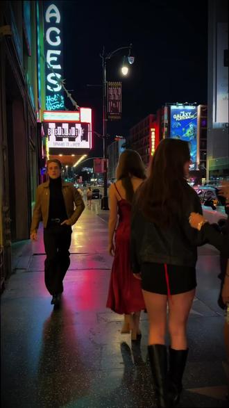 “只有混血种才需要要用黄金瞳来证明自己,而王只需高坐在王座上”
#百分百回头率 #王甜心 #抽象#回头率