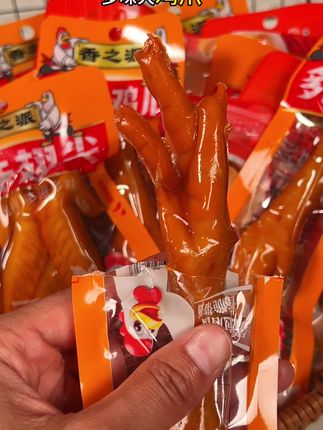 香之派,你也太懂我们大馋丫头了,出了王炸组合,一次就能吃到四种,卤的超入味,肉质紧实有嚼劲,越嚼越香,平时追剧下酒来两袋,真的好满足。#多味四绝 #香之派#香之派多味凤爪 #追剧小零食