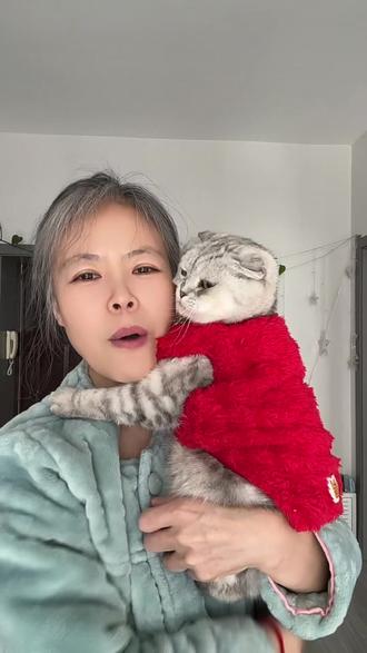 老年折耳宝宝 陈昌文老师说,真正过得好的人是从来不会说你的。那些平时评论区里喷人的都是过得不好的。因为过得好的人,他心情舒畅人也开心,看什么都顺眼,只有过得不好的人看什么都不顺眼,才会在网上跟人抬杠。所以说有人跟你抬杠,喷你,不要理他,因为他过得不好,不要在意那些过得不好的人的观念,如果你一直纠结这些东西你就会过得很不好。
你们给我评评理,这事能怨我吗?#我和我的猫 #日常唠嗑 #红色系穿搭