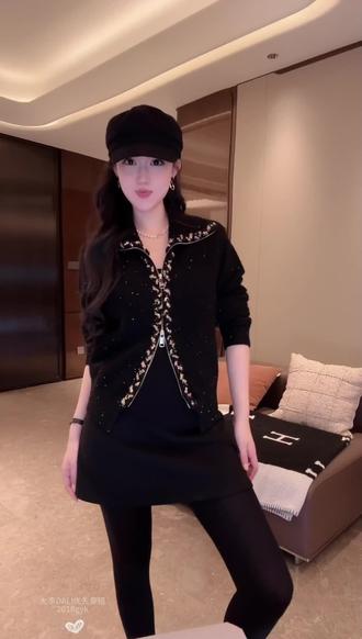 黑调重工编织藏着精致,羊毛混纺的温柔裹住冬日风骨,DALI PLUS的腔调,是不动声色的高级#强烈推荐 #高级感穿搭 #穿出自己的风格 #超好看的衣服推荐 #大李穿搭