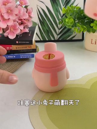配备按压式自动出签设计,操作便捷,单手即可完成取签动作,提升用餐效率#牙签 #小兔子 #便捷 #好物推荐🔥 #官方官方大爱官方热门