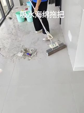 清洁地板第一步就是用这种吸水拖地一拖地上的垃圾灰尘污水全带干净了,洗拖把还十指不沾阳春水,用一年半年想换海绵头不用卸镙丝卡扣和挂钩设计的,一掰一提就换一个新的海绵头,但是一定要选三排挤水滚轮的挤水效果好,38cm宽度拖地快,我们好用你拿到也好用,我们一直在用