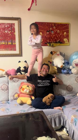 #父女俩 小的时候坐在肩膀上,长大站在胳膊上😂#扛肩拍照 #爸爸的小棉袄 #亲子互动 #上热搜