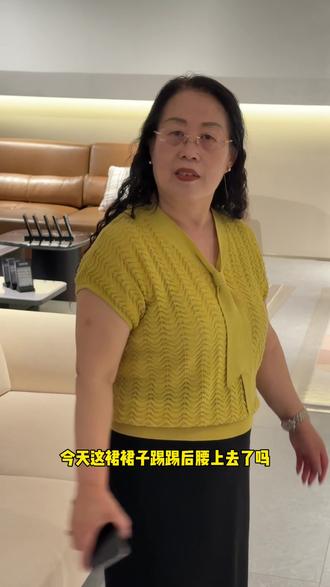 长得真宽敞 裙子褶子都撑开了 这句话太精辟了哈哈哈#罗文姬女士 #飞扬跋扈李阿姨 #温文尔雅董女士 #京城乔姐#天津范姐