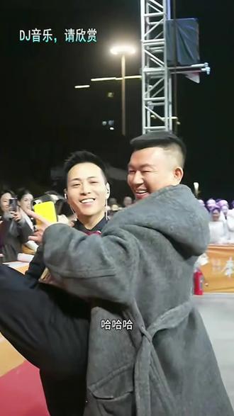 从浙江专程赶来的大成大哥现身索图大舞台,索图直接安排VIP座+公主抱,这待遇谁看了不说一句大哥值得!#索图 #铁粉的双向奔赴 #索图大舞台 #精彩片段分享 #上热门 @索图 @抖音小助手