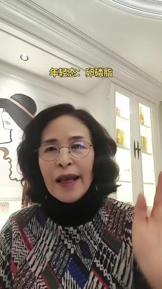 卵磷脂的适应人群很广,从一出生就可以开始补充,长期饮酒、脂肪过剩、用脑的人更应及时补充;
卵磷脂具有清理末梢循环、预防胆结石的形成、提高脑细胞的活性化程度、乳化与分解油脂、预防和调理动脉粥样硬化症、保持皮肤年轻态等功效;
卵磷脂补充后,身体会自发根据优先级次序进行调整,因此见效快的前提一定是足量。
