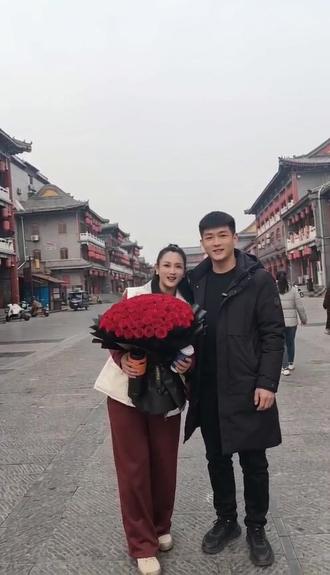 情人节还有半个小时就过了,赶紧在Ai里配个送花的哈哈哈哈