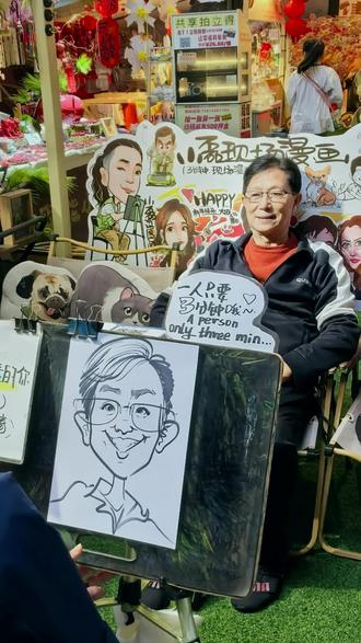 逛佛山岭南新天地。遇见一个画家,在摆摊档画人像。49元单人像1分钟速画,我坐下后很多人围观。有一对意大利情侣。我用英语与他俩交流,他俩也同意画一幅88元。其实我的画#像一点都不像我,但意大利情侣却十分似样,他俩十分开心。也算是中、意友谊之花,开在岭南新天地。#这是个真实的事情 #佛山古鎮#《画你》#手机摄影 #意大利游客#一分钟画人像@谭笑旅途