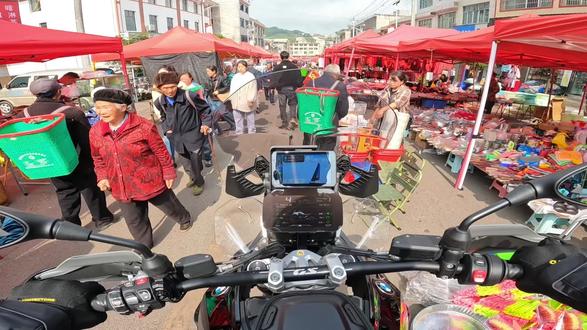 感谢高德地图给我 指向这条路。当地商人已经把这条路堵成集市了。我也不敢按喇叭。慢慢移动吧