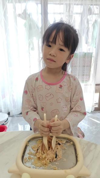 炎炎夏日,手做一份健康美味的炒酸奶,祝好朋友们六一儿童节快乐 #培养孩子动手能力 #美食小达人上线 #认真做美食的小可爱