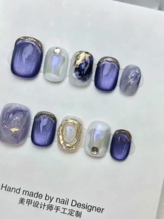 💅【设计师手工定制!紫色系轻奢美甲片,把高级感焊在指尖】 还在做千篇一律的美甲?这款设计师手工定制的紫调美甲直接杀疯了! 神秘又高级的金属紫主调,搭配幻彩琉璃、金箔晕染、碎钻闪片等细节,每一片都是独一无二的艺术感;金属包边设计更是点睛之笔,轻奢感拉满,让你在聚会、通勤中轻松成为指尖焦点~ 不用花大几百去美甲店,也不用忍受指甲被打磨的伤害,这款穿戴甲即贴即美,质感轻薄服帖,就像自己做的美甲一样自然;手工定制的工艺,让你足不出户就能拥有设计师级别的美甲体验!#猫眼美甲 #爆闪美甲 #穿戴式美甲 #秋冬美甲 #超好看的美甲 爱精致、追质感的姐妹,这款美甲片闭眼入!让你的指尖随时随地散发高级魅力,每一次抬手都是心动瞬间✨