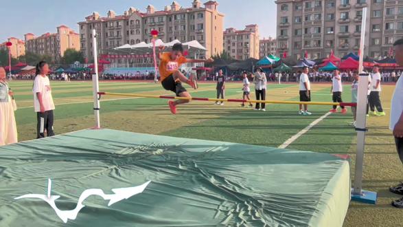 小宝跳高比赛拿到第一名