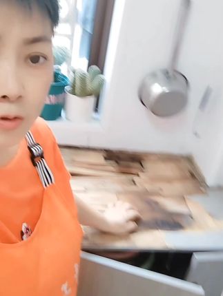 这是一款经济型不锈钢厨房橱柜,厨房组装橱柜,厨房收纳存放柜,台面是304不锈钢材质的,橱柜是实木的,适合每个家庭厨房去安装