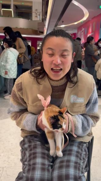 豆包是一只非常漂亮的三花妹妹,之前是一只流二代,和妈妈一起在小区里流浪,那个时候天气特别冷,救助人就把豆包和她的妈妈一起救助了,豆包疫苗打好了,所以开放找领养啦。豆包性格特别好,而且很爱互动,特别喜欢在家里互动玩游戏。 #萌兽领养日 #领养代替购买 #上海领养#领养猫咪 #真实生活分享官