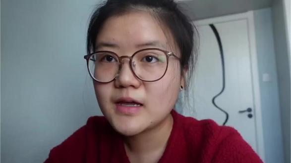 高知悍妇搞钱书单 草根出身的女孩,越早建立金钱认知越好。
复利最经典的案例,就是巴菲特的财富:
他 845 亿美金里,有 815 亿是在 65 岁之后赚到的。这非常反直觉。
我们很少停下来认真想过,复利到底有多强大。《金钱心理学》里说:好的投资,是能长期坚持、稳定收益、不断重复。
换到我们自己身上就是:投资自己,永远都不算多。