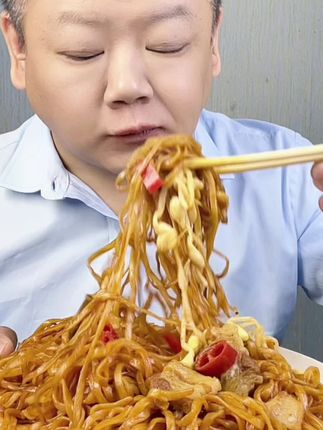 以后想吃焖面再也不用去店里排队了,在家几分钟就能搞定!而且它的分量很足,特别适合当晚餐吃#美食推荐 #超好吃 #太好吃了