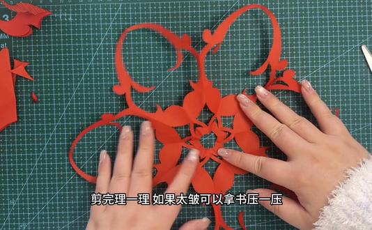 🔥窗花教程|3步搞定!手残党也能轻松搞定 谁懂啊!亲手剪的窗花贴窗户上,年味直接拉满✨
不用复杂工具,一张红纸+剪刀就能做,新手也能一次成功,快码住给家里添点红~
📦准备材料:
红色正方形彩纸(15cm/20cm都可,越厚越挺括)、剪刀、铅笔(可选,怕画错直接凭感觉剪也ok)
✂️超详细步骤:
1. 正方形纸对角对折2次,折成小三角形,边缘对齐压平,新手可以多压几下避免散开
2. 沿着三角形的直角边,随意剪弧形、波浪纹、小锯齿(记住别剪断顶端!)
3. 慢慢展开纸张,一朵对称又灵动的窗花就好啦!剪坏了也没关系,红纸多备几张,越剪越顺手~
💡小Tips:
▪️剪的时候从边缘往中间剪,下手轻一点更可控
▪️剪完用吹风机吹一下,窗花会更平整,贴窗户不翘边
▪️可以多剪几种大小,错落贴在窗户上,年味更浓!
贴在阳台、客厅窗户,或者送给朋友当小礼物,都超有心意~
手残党也能轻松拿捏的新年仪式感,快动手试试呀!
#丙午马年 #窗花教程 #手残党手工#年味装饰 #手工教程