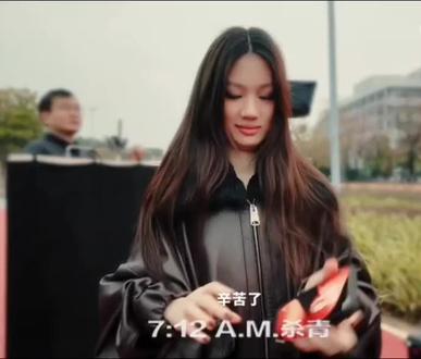 肉眼可见的疲惫了,但是两只MV?!哇塞可以期待一下了!#单依纯 #我表示理解 #单依纯我表示理解MV #单依纯二专 #单依纯这是老天爷硬喂饭吃