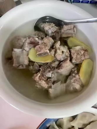 排骨汤炖的有点轻,好歹肉烂了,等会还要上班凑合一口得了,好歹过年的也得像那么个回事,借此祝大家:新年快乐!身体健康万事如意,今年顺风顺水,一路顺顺顺、发发发!