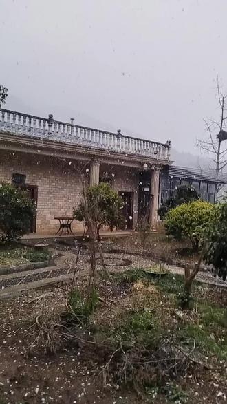 下雪了,2026年元月3号第一次下雪哦,美美的