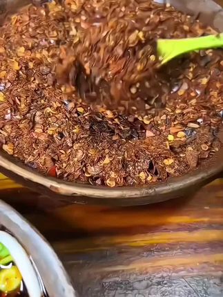 #谁懂这一口的好吃程度 贵州灰炮柴火糊辣椒面,不管煮面条、煮馄饨、做蘸水都安逸得很!又糊又辣又香味道独特,真的太好吃了!#妈呀太香了 #柴火糊辣椒面 #辣椒面 #糊辣壳