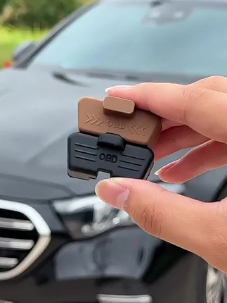 奔驰车主一定要注意这个位置,主驾驶下方OBD接口,非常容易进入灰尘和水渍,给OBD接口装上保护罩就能避免很多问题#汽车好物 #obd保护盖 #汽车用品