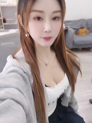 你要相信,世界总有一个人愿意用最朴素方式爱你,不是撩你,也不是套路,就是单纯的爱着你,忍不住爱着你。#我要上热门🔥