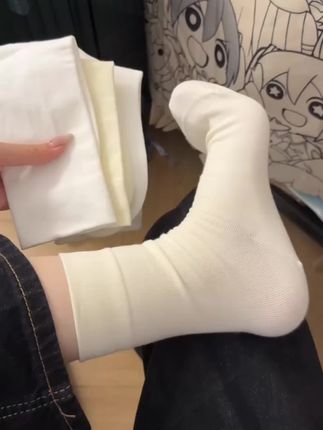 #创作灵感 姐妹们快看,我挖到了什么宝藏!月子袜,软软糯糯的质感超绝,上脚真的好舒服,可以堆堆着穿,也可以拉直穿,超级百搭,不管搭配小裙子还是小短裤都很好看,闭眼入了。#月子袜#无骨袜#中筒袜#舒适又好穿 好物推荐