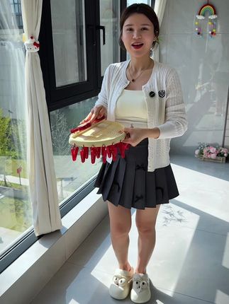 家里有阳台的,可以装几个这种吸盘的#晾晒架 鞋子袜子内衣鞋垫毛巾啥的都能挂,通风沥水干得快,用完了还可以折叠,很方便!#折叠袜子架 #吸盘多功能晾晒架 #便宜又好用的家居好物